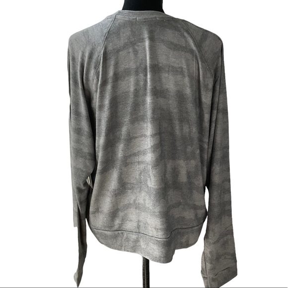 Beyond Yoga Hacci Raglan Pullover Gray Striped - Picture 2 of 9